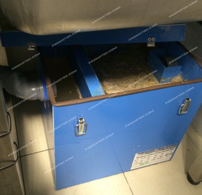 Бытовой жироуловитель Evo Stok смонтированный под мойку посуды. Под снятой крышкой можно наблюдать работу оборудования