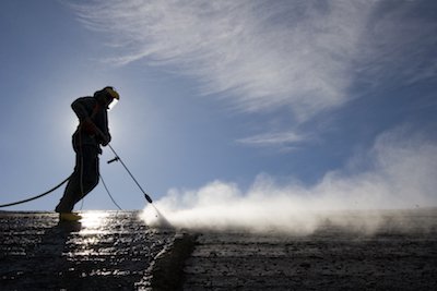 Нанесение жидких двухкомпонентных покрытий для создания безшовной крыши - это быстро и эффективно, единственный минус - цена.