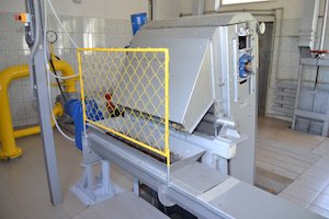 Механизированная решетка дробилка на станции очистки хозяйственно-бытовых сточных вод