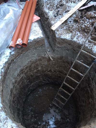 Для подключения выгребной ямы к дому потребуются специальные трубы для наружной канализации. 