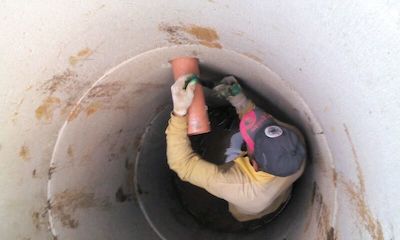 Ввод канализационной трубы в однокамерный септик из бетонных колец.