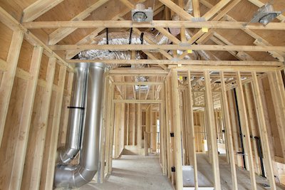 Задуматься и правильно рассчитать вентиляционные воздуховоды имеет смысл еще на стадии проектирования и строительства дома.
