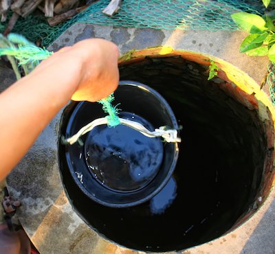 Классические питьевые колодцы, из которых воду поднимают с помощью ведра, в настоящее время уже практически не применяются. 