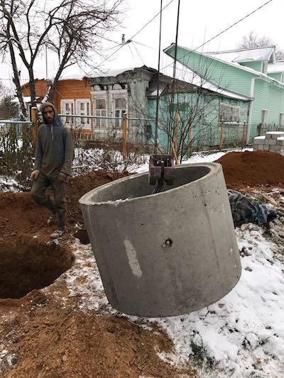 Установка септика и колодца поглощения на значительном удалении от загородного дома.