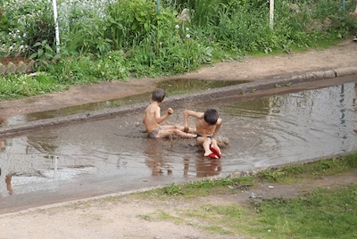 Отсутствие грамотного водоотвода приводит к лужам и затоплению участков.