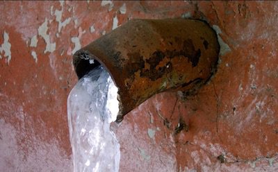 В ливневых системах канализации, которые не оборудованы подогревом с помощью греющего кабеля, дождевая и талая вода замерзает в межсезонье 
