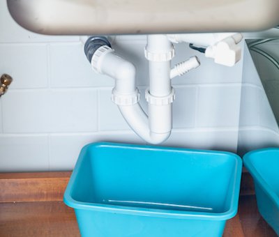 Канализационные сифоны для раковин и моек, часто снабжены специальным отводом для подключения посудомоечной или стиральной машины.