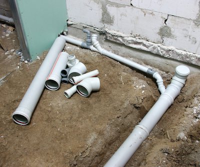 В некоторых случаях трубопроводы внутренней канализации укладывают в грунт расположенный под зданием