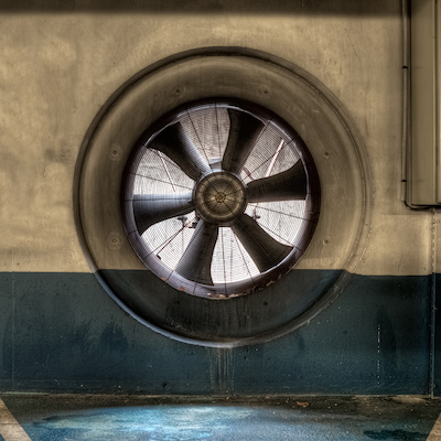 На фото промышленный вентилятор для принудительной вентиляции в гараже, с целью удаления как выхлопных газов так и избытка влаги.