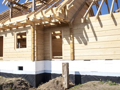 Основание дома - фундамент - воспринимает нагрузки от крыши, стен, и защищает здание от избыточной влажности