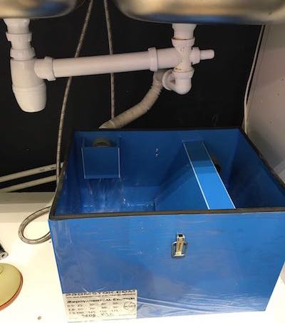 Жироуловитель для канализации размещается под мойкой посуды, моечная ванная может быть как односекционная так и двух секционная 