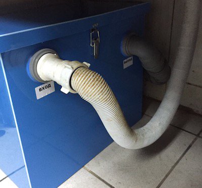 Жироуловитель Evo Stok подключенный к канализации жесткими трубами, а к раковине гибкой подводкой