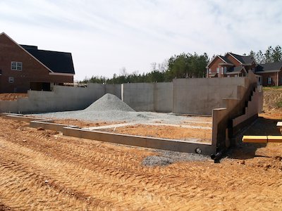 Строительство большого гаража на ленточном фундаменте, стадия возведения стен