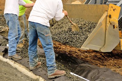 При строительстве поля поглощения потребуются специальные дренажные распылительные трубы, геотекстильное полотно, и много гранитного щебня.