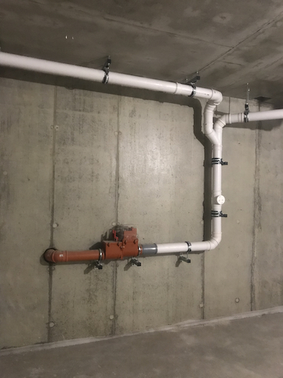 Прокладка канализационных труб в подвале