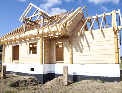 Строительство деревянного дома из профилированного бруса. Такой тип постройки практически не требует внутренней отделки