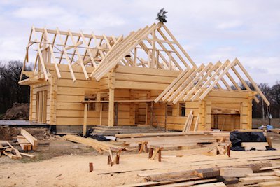 Строительство деревянного дома на монолитном бетонном фундаменте