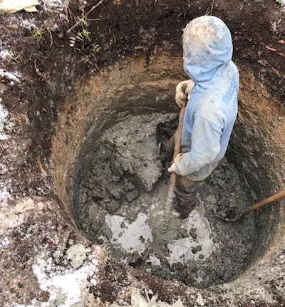 Классическую выгребную яму достаточно просто и дешево изготовить.