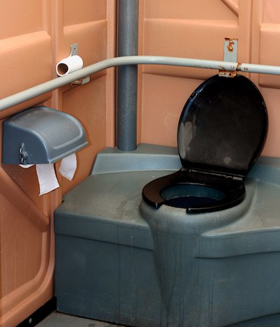 Туалетные кабинки устанавливаемые на улицах - это не биотуалеты, правильнее их называть накопительные химиотуалеты.