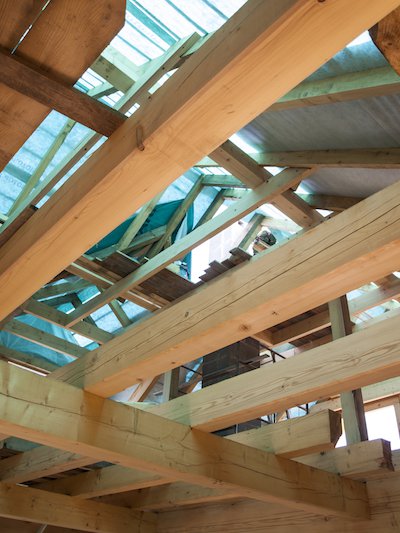 Несущие конструкции крыши выполнены из деревянного бруса
