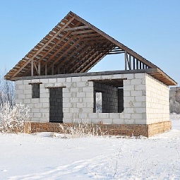 Особенности строительства дома в холодное время года
